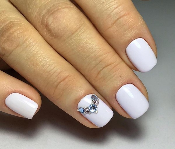 Модный белый маникюр 2026 – фото, новинки