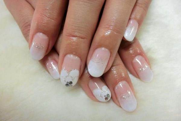 Модный белый маникюр 2026 – фото, новинки