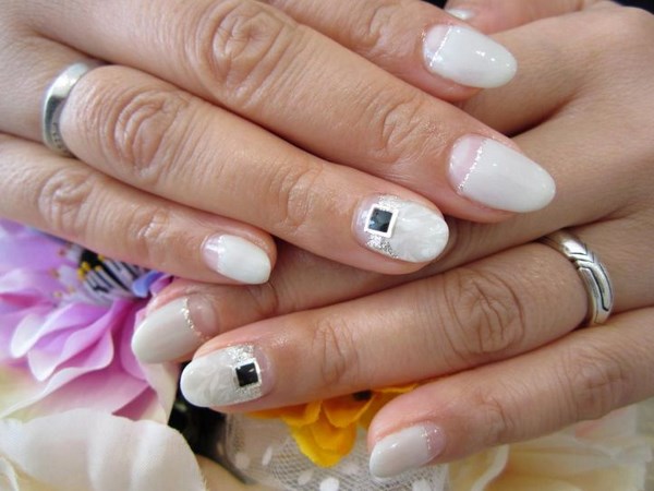 Модный белый маникюр 2026 – фото, новинки