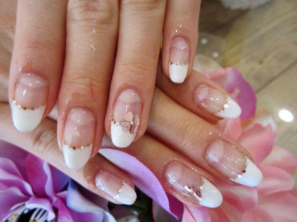 Модный белый маникюр 2026 – фото, новинки