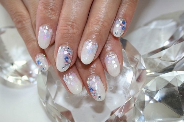 Модный белый маникюр 2026 – фото, новинки