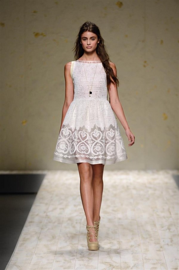 Самые красивые белые платья 2026: фото, идеи, новинки, тренды