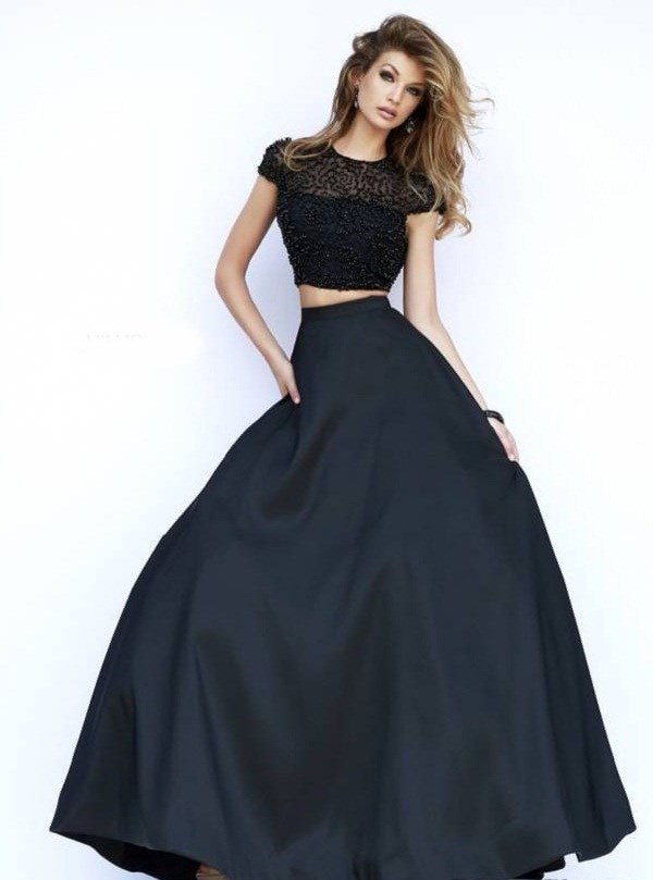 Лучшие черные платья 2026 года: фото, новинки, модные тенденции