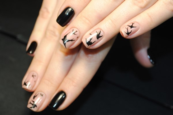 Модный черный маникюр 2026: фото, дизайн и идеи черного маникюра
