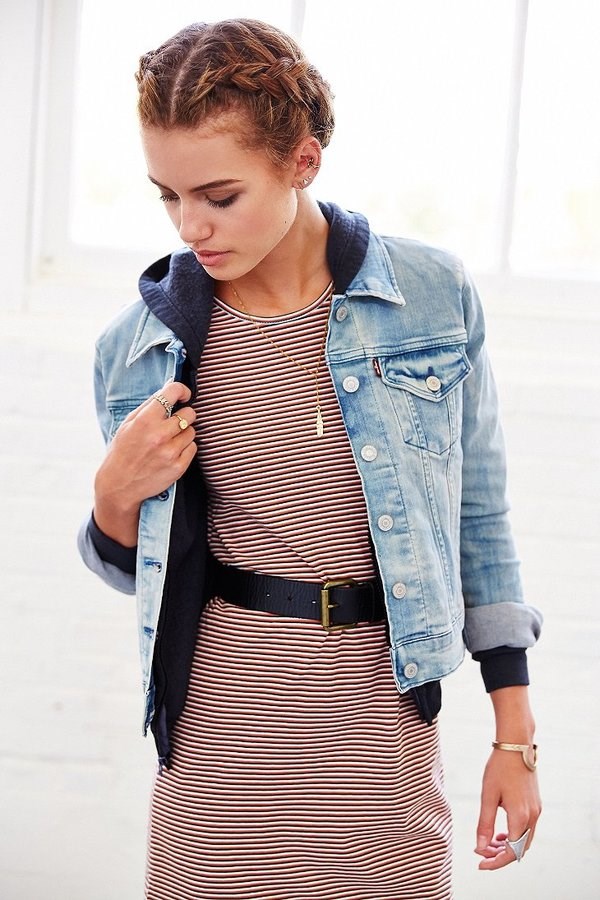 С чем носить джинсовую куртку 2026: лучшие образы и самые модные джинсовые куртки