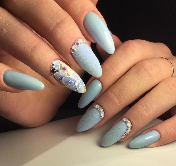 Красивый голубой маникюр 2026 — фото, дизайн, лучшие идеи голубого маникюра