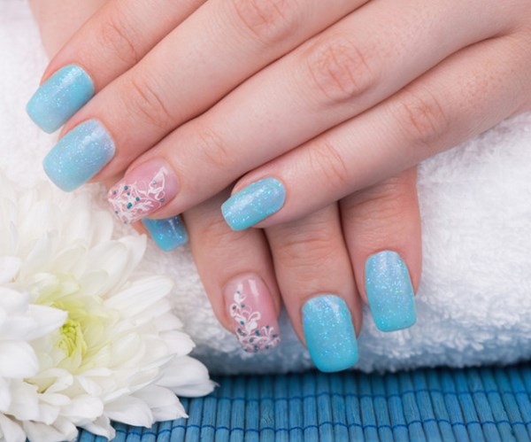 Красивый голубой маникюр 2026 — фото, дизайн, лучшие идеи голубого маникюра