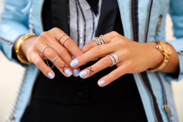 Красивый голубой маникюр 2026 — фото, дизайн, лучшие идеи голубого маникюра