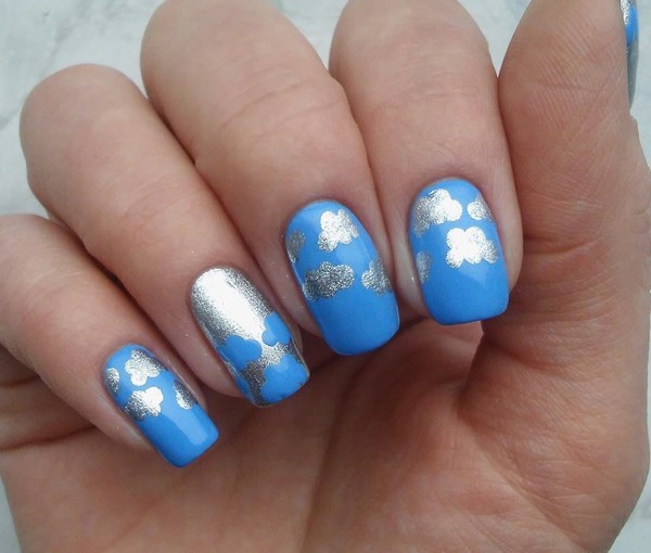 Красивый голубой маникюр 2026 — фото, дизайн, лучшие идеи голубого маникюра