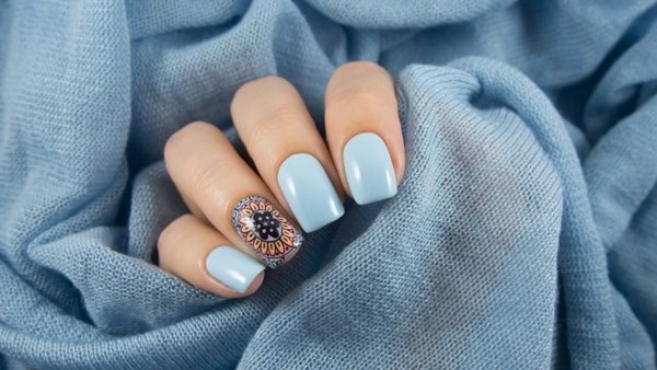 Красивый голубой маникюр 2026 — фото, дизайн, лучшие идеи голубого маникюра