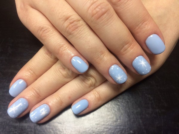 Красивый голубой маникюр 2026 — фото, дизайн, лучшие идеи голубого маникюра