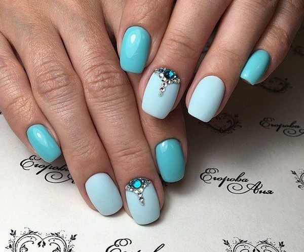 Красивый голубой маникюр 2026 — фото, дизайн, лучшие идеи голубого маникюра