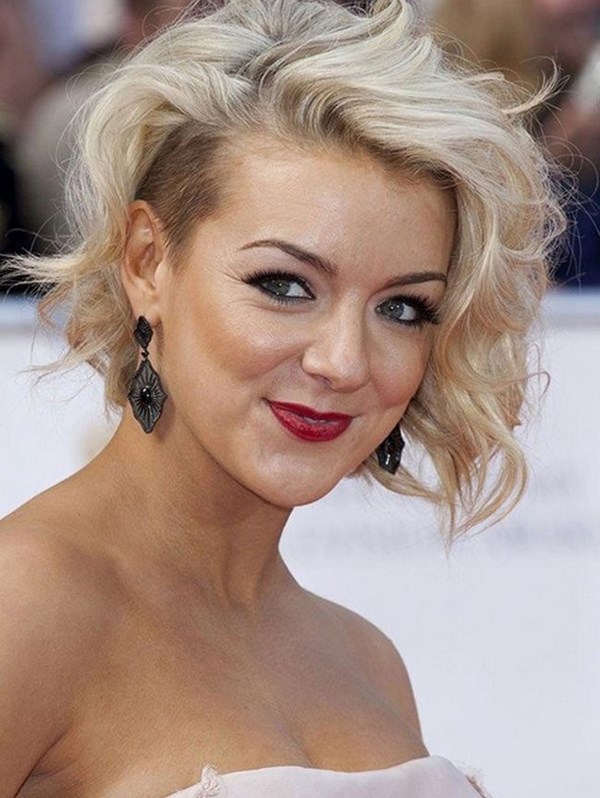 Стильные стрижки на средние волосы 2026 года: фото, новинки, идеи стрижки