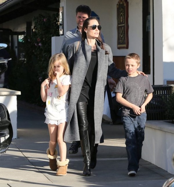 Безупречный стиль Анджелины Джоли: фото образы в вечерних платьях и повседневный стиль знаменитости