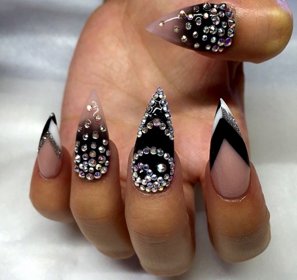Красивый маникюр на острые ногти 2026: фото, идеи, новинки