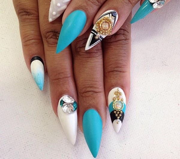 Красивый маникюр на острые ногти 2026: фото, идеи, новинки