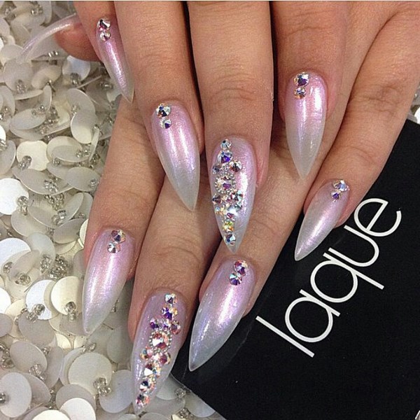 Красивый маникюр на острые ногти 2026: фото, идеи, новинки