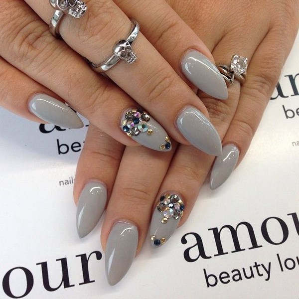 Красивый маникюр на острые ногти 2026: фото, идеи, новинки