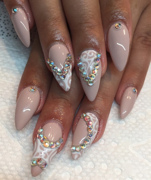 Красивый маникюр на острые ногти 2026: фото, идеи, новинки