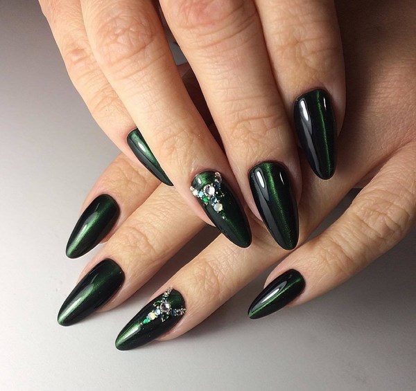Красивый маникюр на острые ногти 2026: фото, идеи, новинки