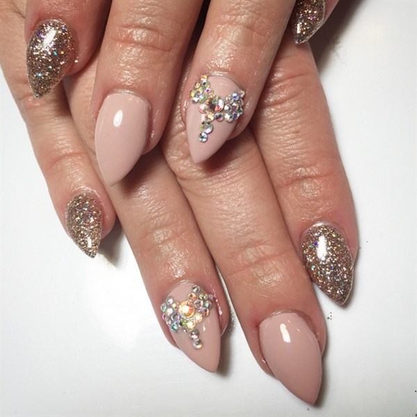 Красивый маникюр на острые ногти 2026: фото, идеи, новинки