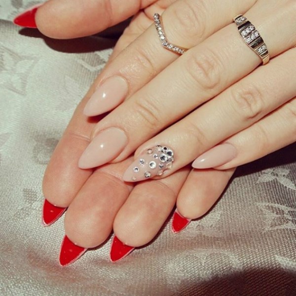 Красивый маникюр на острые ногти 2026: фото, идеи, новинки