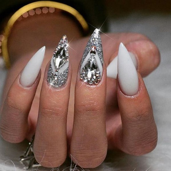 Красивый маникюр на острые ногти 2026: фото, идеи, новинки