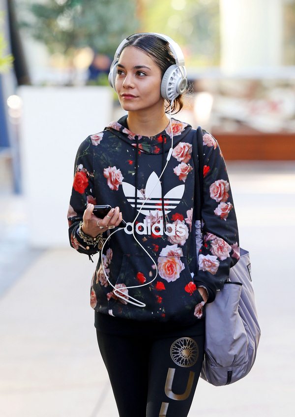 Стильные и модные толстовки 2026 года для женщин: модели, новинки, тренды — фото