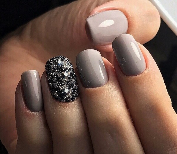 Стильный серый маникюр 2026 года: лучшие сочетания оттенков, модные тренды и красивые примеры – фото