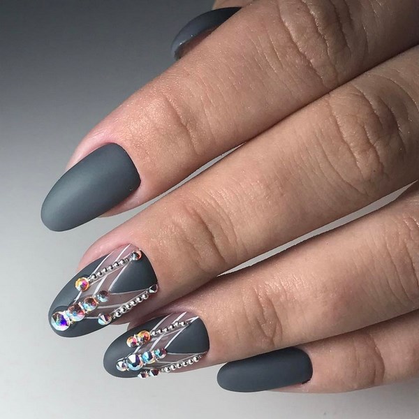 Стильный серый маникюр 2026 года: лучшие сочетания оттенков, модные тренды и красивые примеры – фото