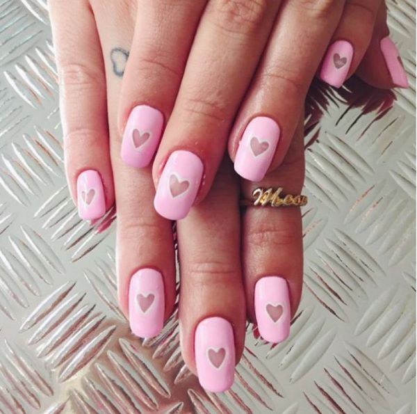 Удивительный «голый» маникюр в стиле «negative space» 2026: лучшие идеи, новинки, фото