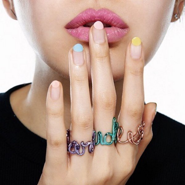 Удивительный «голый» маникюр в стиле «negative space» 2026: лучшие идеи, новинки, фото