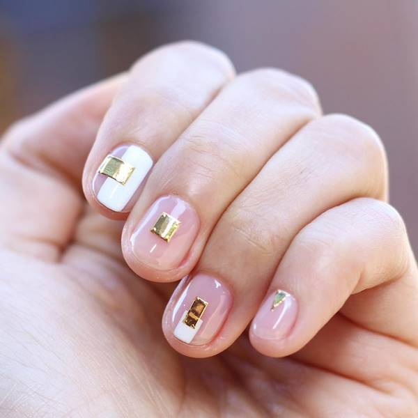 Удивительный «голый» маникюр в стиле «negative space» 2026: лучшие идеи, новинки, фото