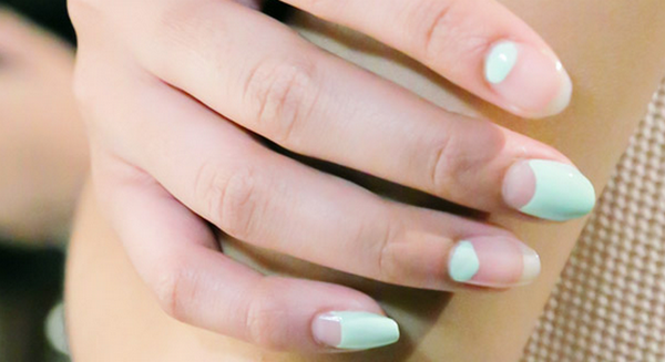 Удивительный «голый» маникюр в стиле «negative space» 2026: лучшие идеи, новинки, фото