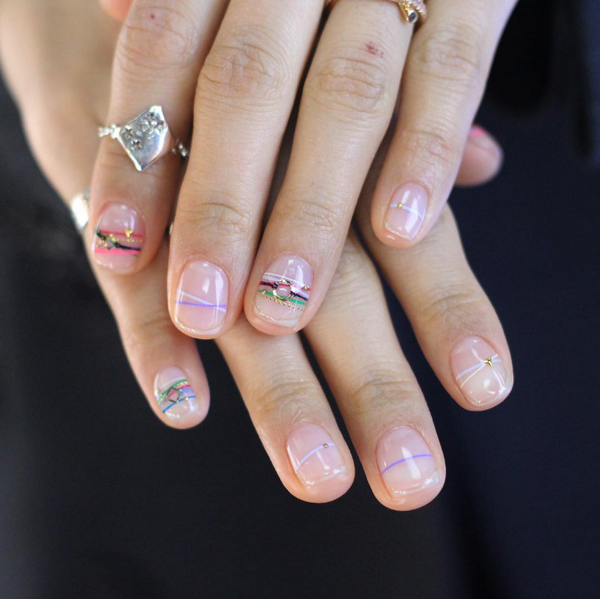 Удивительный «голый» маникюр в стиле «negative space» 2026: лучшие идеи, новинки, фото