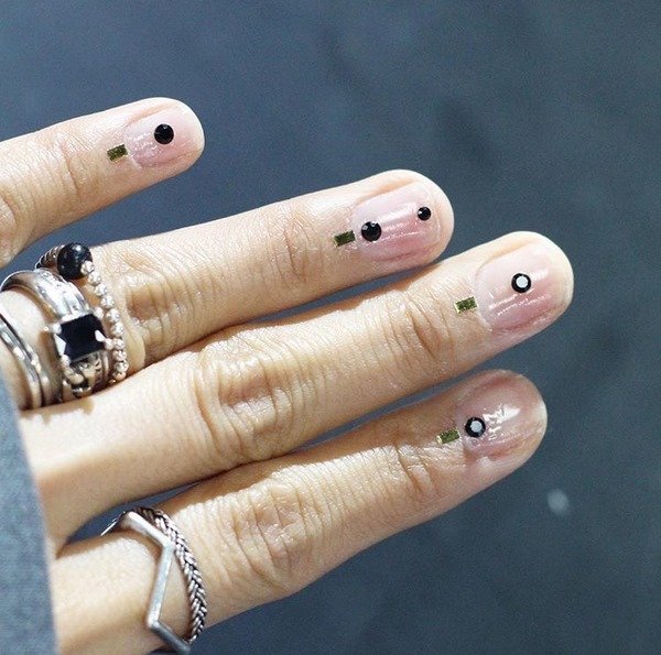 Удивительный «голый» маникюр в стиле «negative space» 2026: лучшие идеи, новинки, фото