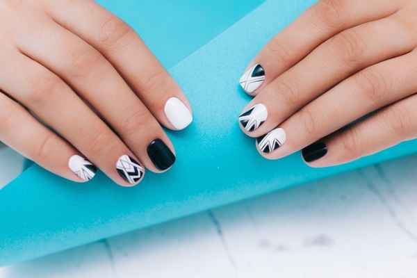 Стильный геометрический маникюр 2026 года: модный дизайн ногтей геометрия — фото