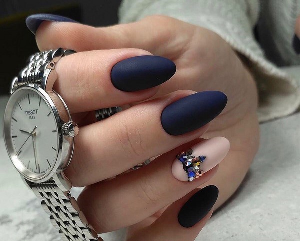 Удивительный темный маникюр 2026 года для истинных леди