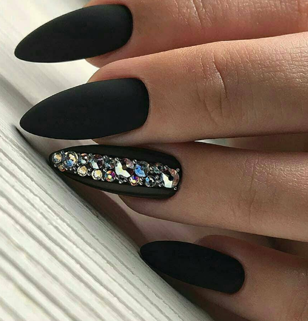 Удивительный темный маникюр 2026 года для истинных леди