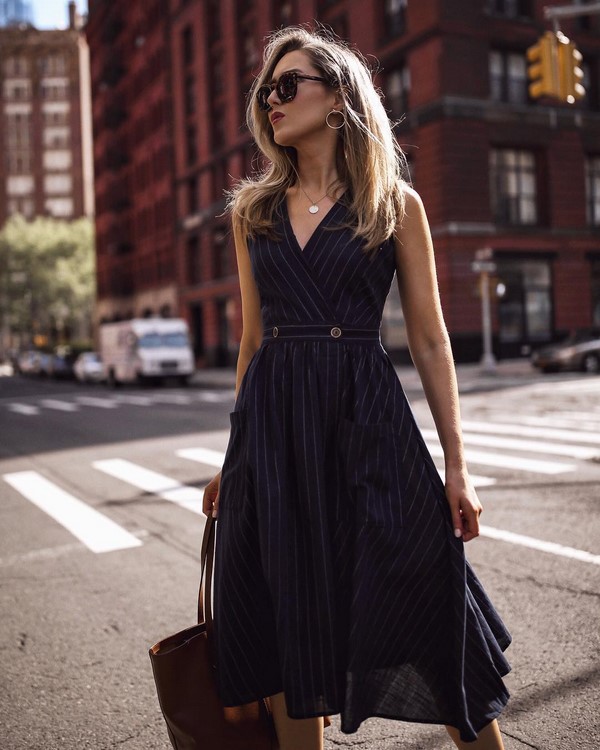 Модный летний тренд 2026: эффектные платья в полоску