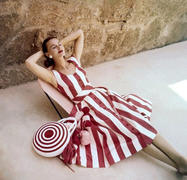 Модный летний тренд 2026: эффектные платья в полоску