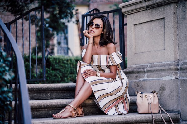 Модный летний тренд 2026: эффектные платья в полоску