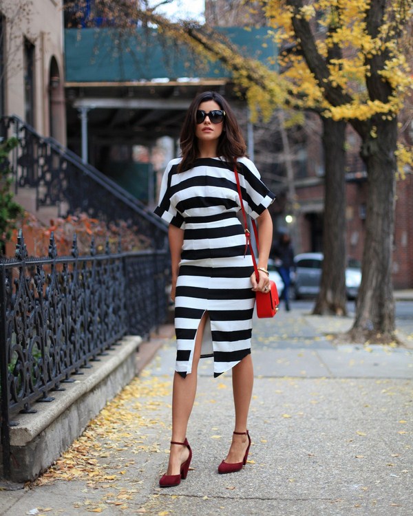 Модный летний тренд 2026: эффектные платья в полоску