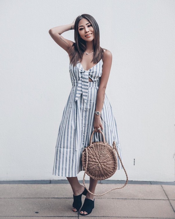 Модный летний тренд 2026: эффектные платья в полоску