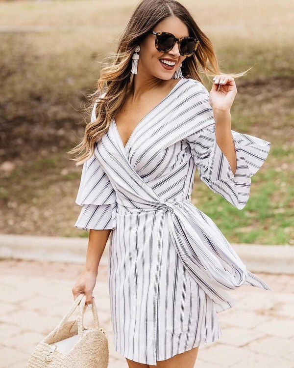 Модный летний тренд 2026: эффектные платья в полоску