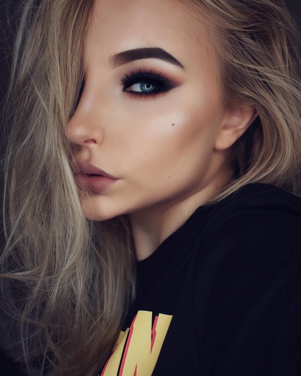 Топовые идеи новогоднего макияжа 2027: фото