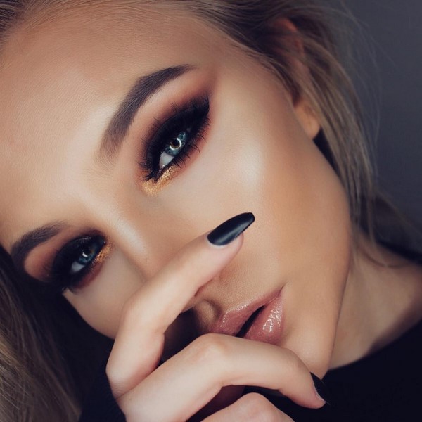 Топовые идеи новогоднего макияжа 2027: фото