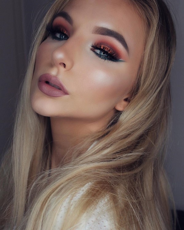 Топовые идеи новогоднего макияжа 2027: фото