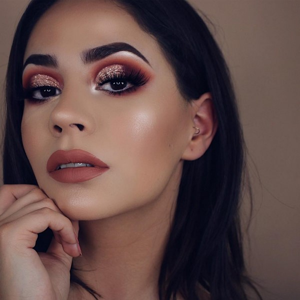 Топовые идеи новогоднего макияжа 2027: фото