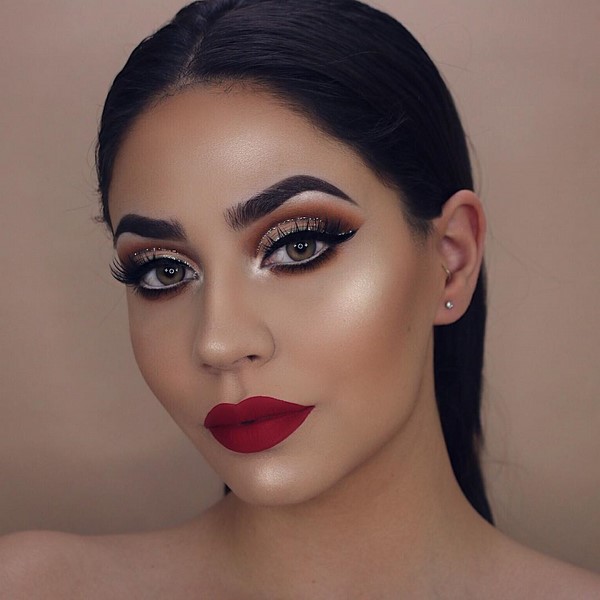 Топовые идеи новогоднего макияжа 2027: фото